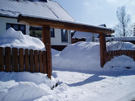 Eingangstor in Rundstammbauweise